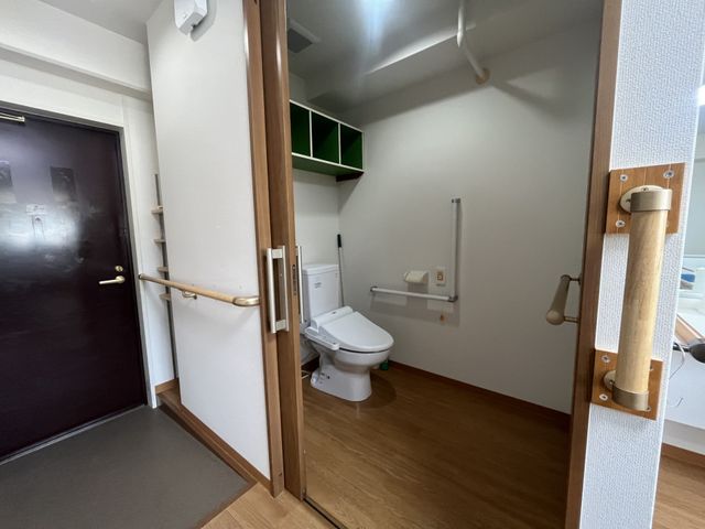 バリアフリーのトイレ トイレ   手すりが設置されたバリアフリー仕様のトイレです。安全で使いやすい環境が整っています。