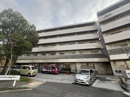 車が停まる建物外観