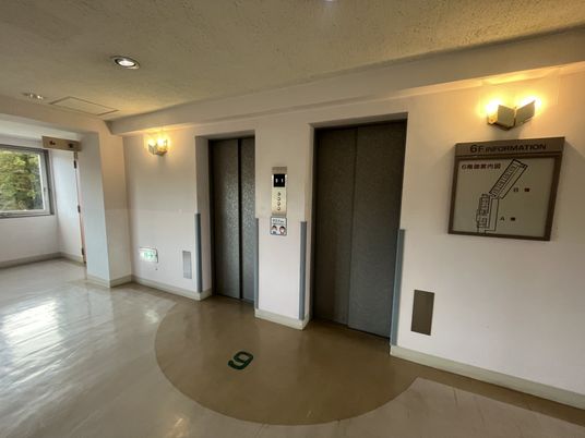 明るいエレベーター廊下