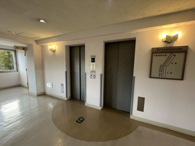 明るいエレベーター廊下 エレベーター 快適な移動をサポートするエレベーターが完備されています。清潔感のある明るい空間です。