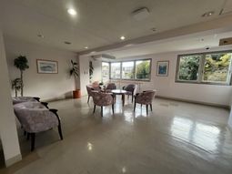 日差しの入る部屋ラウンジ