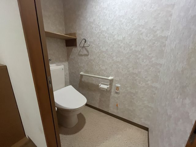 使いやすいトイレ設備 トイレ 手すりが設置されているため、安心してご利用いただけます。明るい照明で快適な空間です。