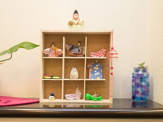 和風飾り物のある棚
