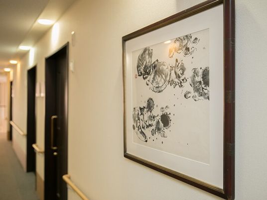 アートが飾られた廊下