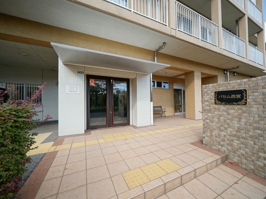 エントランスと看板