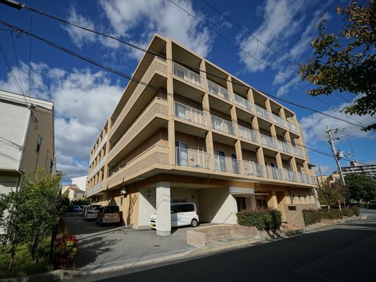 明るい外観の建物