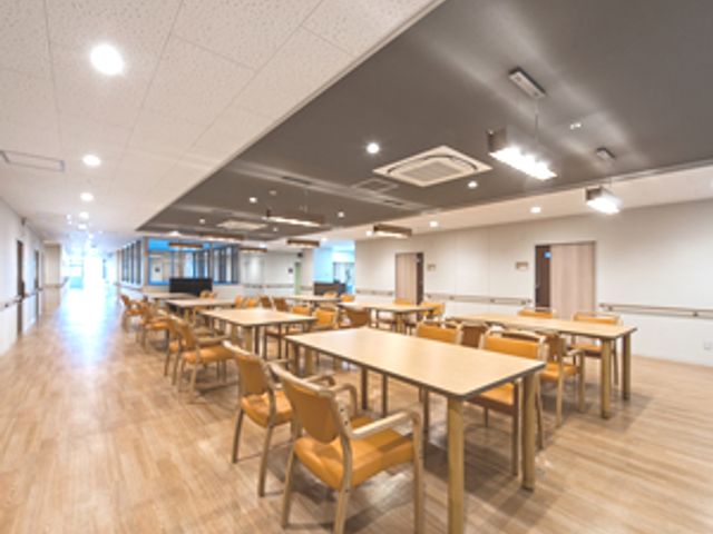 広々とした食堂 食堂 広々とした明るい空間では、車椅子の利用にも対応した快適な食事環境です。テーブルも十分なスペースを確保しています。