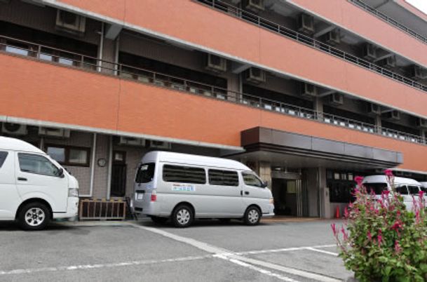 送迎バスのある建物外観