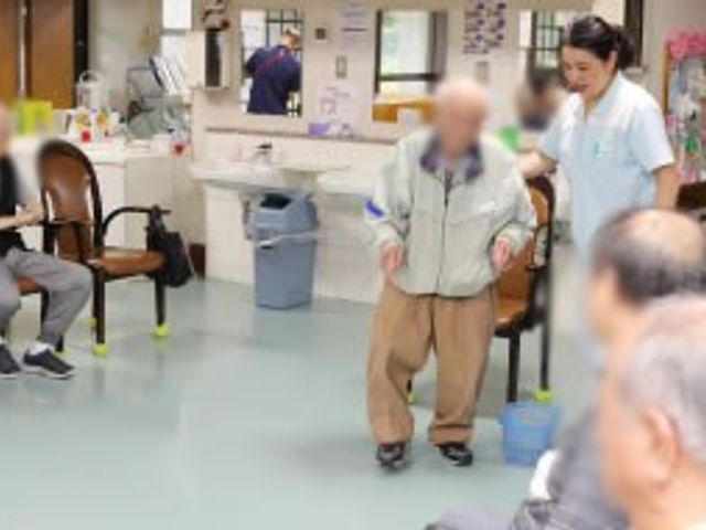 明るい空間の室内 機能訓練室 自然光が差し込む広々とした空間で、専門スタッフがサポートしながら体を動かせます。