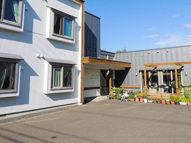 緑に囲まれた外観 外観 緑豊かな環境に囲まれた施設です。季節の移り変わりを身近に感じられます。