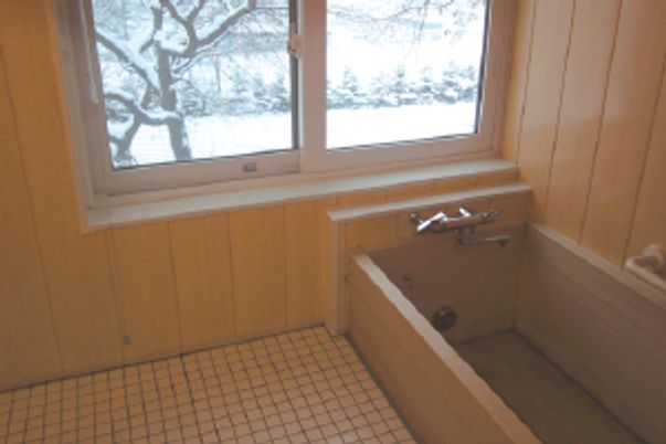 窓付きの浴室