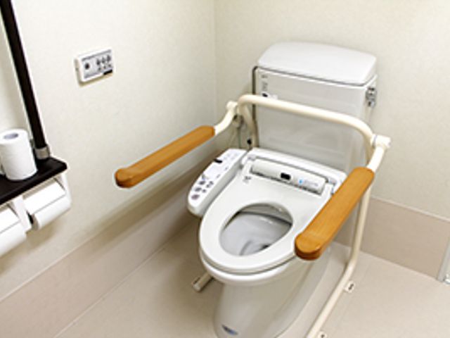 使いやすいトイレ トイレ 手すりが設置されたトイレです。利用者が安心して利用できるよう配慮されています。