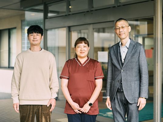 スタッフ3人の集合エントランス  