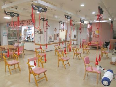 赤い吊具のある訓練室