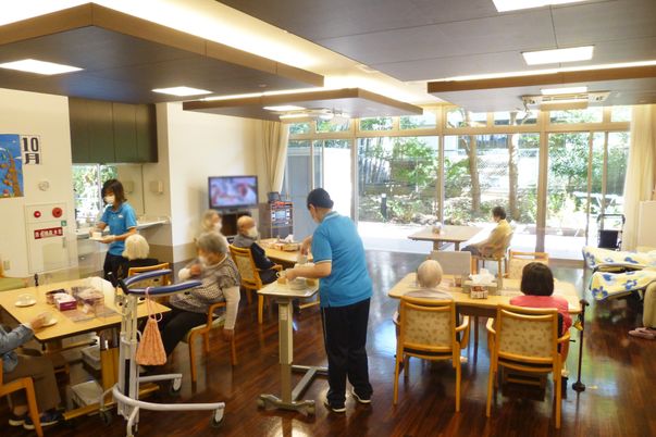 庭に面するラウンジ