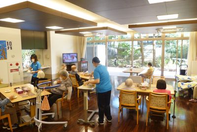 庭に面するラウンジ