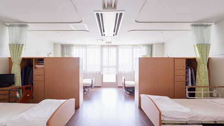 木製家具のある居室