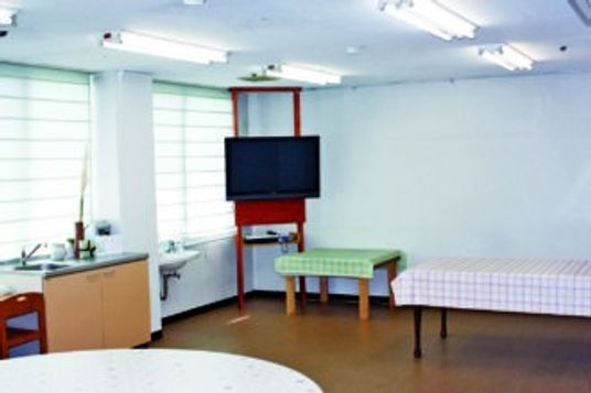 テレビのある明るい部屋