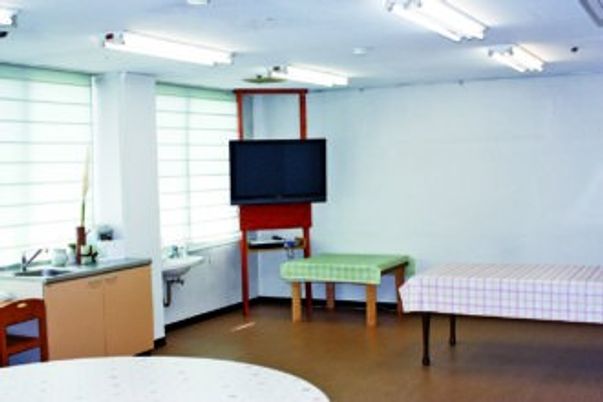 テレビのある明るい部屋