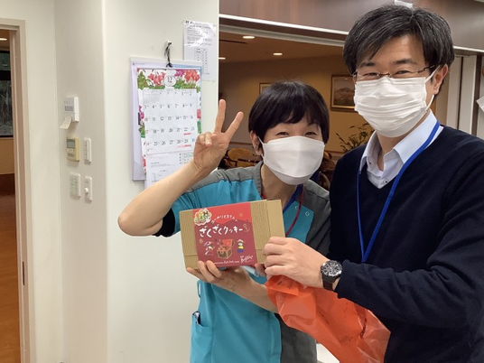 スタッフと贈り物の玄関先  