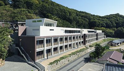 緑に囲まれた建物外観