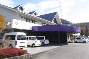 車が並ぶ施設外観