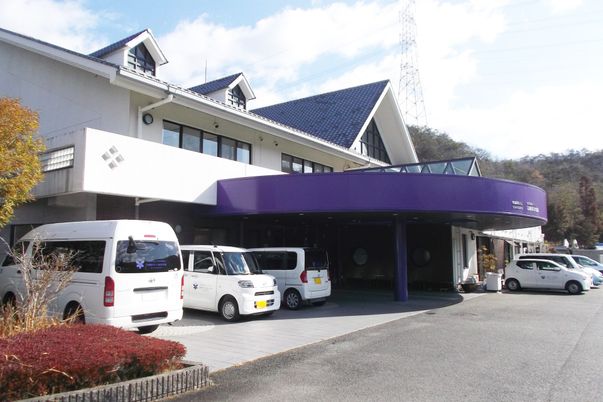 車が並ぶ施設外観