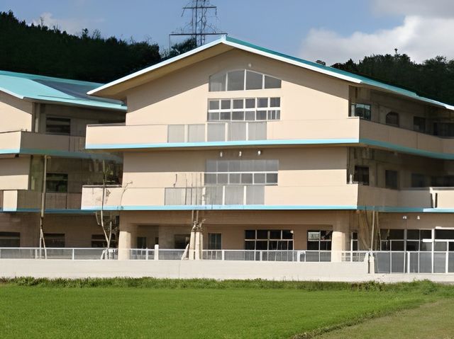 広々とした建物の外観 外観 緑に囲まれた場所にある広々とした施設です。環境の良さが就業する方にとって魅力的です。