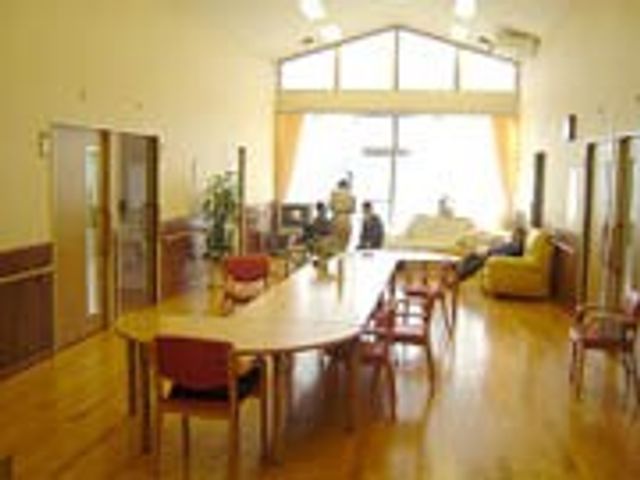 自然光が入るラウンジ ラウンジ 広々としたラウンジは、自然光が差し込み、リラックスした雰囲気で過ごせるようになっています。