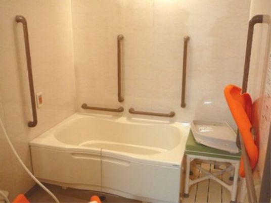 バリアフリー設計の浴室