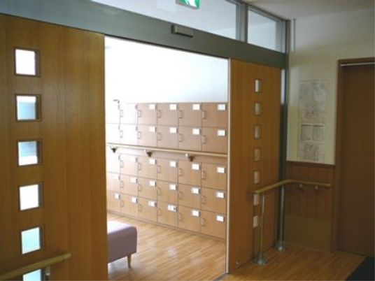 エントランスの明るい空間