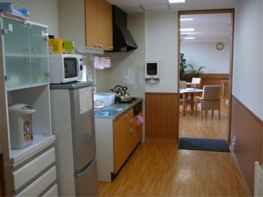 清潔なキッチンとダイニング