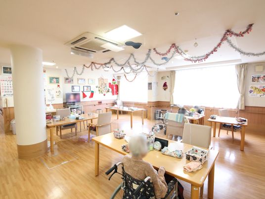 明るいカラフルな食堂