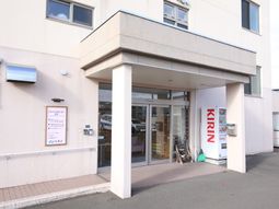エントランスの明るい建物