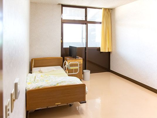 居室のベッドと窓  