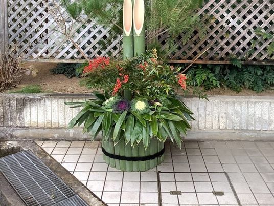 門前の花飾り