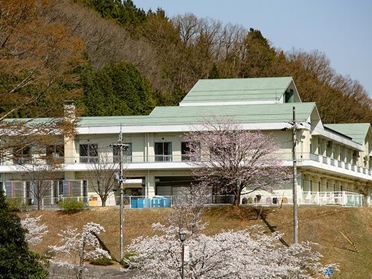 桜の見える建物外観  