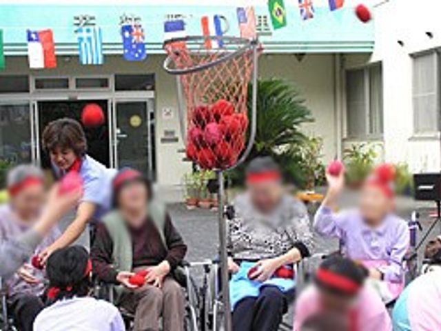 屋外での楽しみ 外観 楽しそうに玉入れを行っている様子です。笑顔が絶えないイベントが定期的に開催されています。