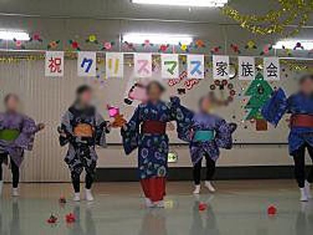 家族会での催し 多目的室 色鮮やかな着物を着た人々が、和やかな家族会でのパフォーマンスを楽しんでいます。皆様で楽しめるイベントが充実しています。