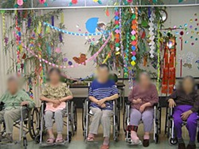明るい広間の様子 多目的室 自然の素材を活かした装飾がなされ、ゆったりとした時間を過ごせる空間です。