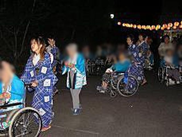 賑やかなイベントの様子 スタッフイメージ 楽しい雰囲気の中、利用者が車椅子で参加できるイベントが行われています。
