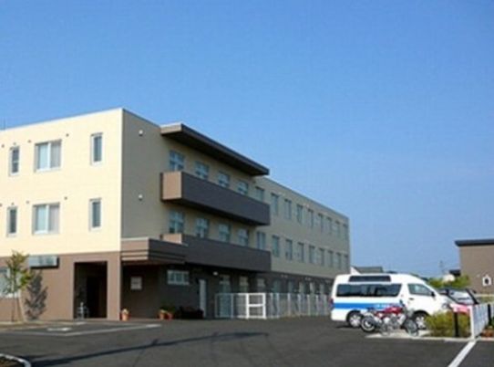 多階層のモダンな建物外観