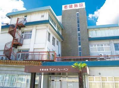 白い建物の外観
