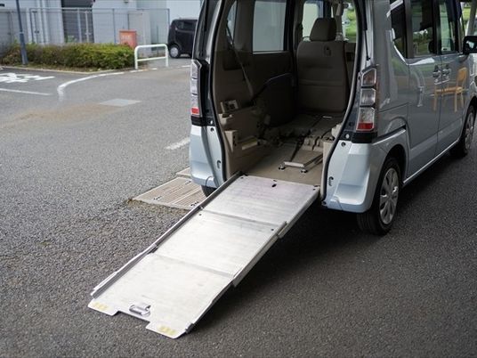 車いす用スロープ付き送迎車両  
