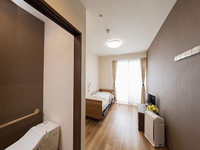 シンプルな居室 居室 自然光がたっぷり入り、シンプルで快適な居室となっております。ゆっくりと過ごせます。