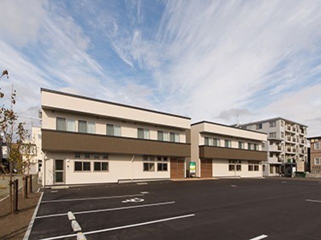 駐車場のある建物 外観 広々とした敷地に立地し、車の駐車もスムーズに行えます。