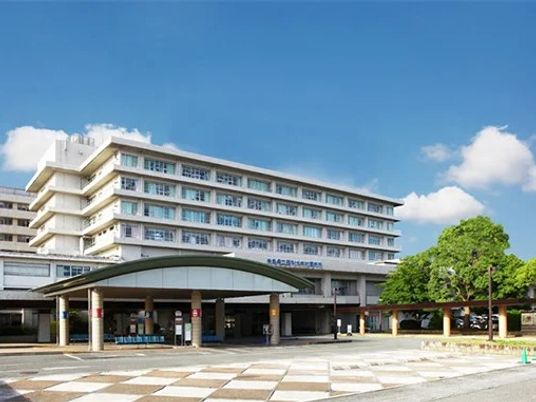 明るい建物の外観  