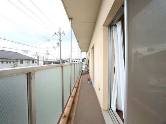 広々とした明るいバルコニー