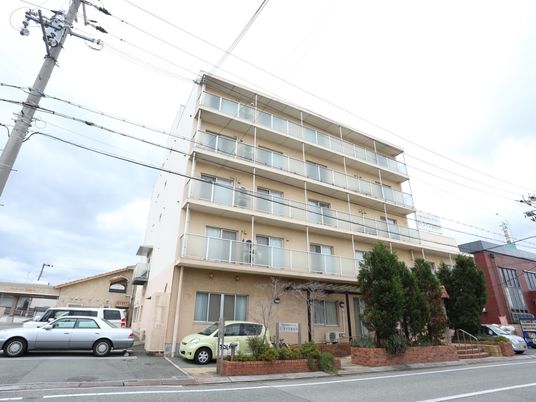 多階層の建物外観