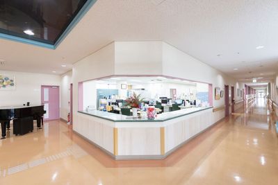 明るい受付のロビー